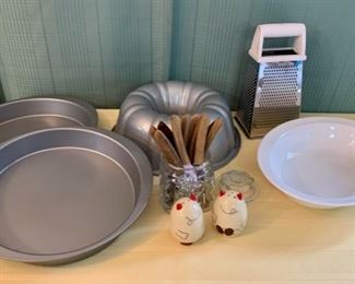 HALF OFF !  $5.00 NOW, WAS $10.00..............Kitchenware Lot (T120)