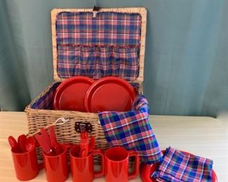 CLEARANCE  !  $5.00 NOW, WAS $20.00.............Picnic Basket , with linens (T110)