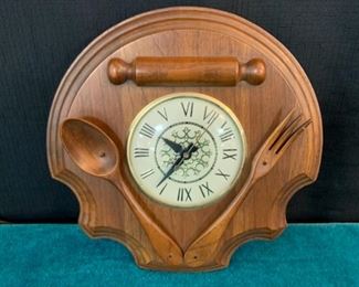 CLEARANCE  !  $5.00 NOW, WAS $20.00...........Wall Clock, works!  10" tall (M061)