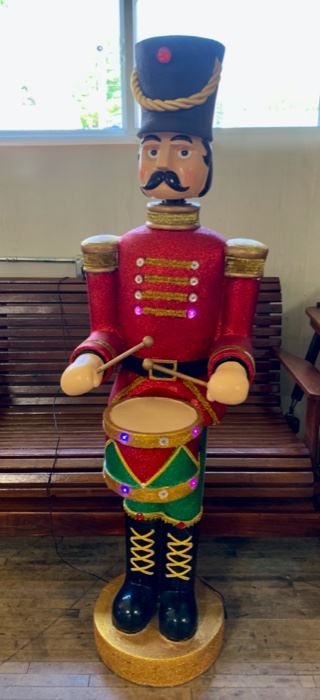 HALF OFF !  $200.00 NOW, WAS $400.00.........HUGE Animated Electrical Nutcracker, plays music, head moves and plays drums!  (T218)