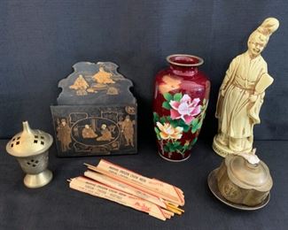 CLEARANCE  !  $4.00 NOW, WAS $16.00.........Oriental Lot, Vase as is (M199)