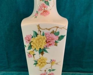 CLEARANCE  !  $4.00 NOW, WAS $16.00.......Vase 15 1/2" tall (M193)