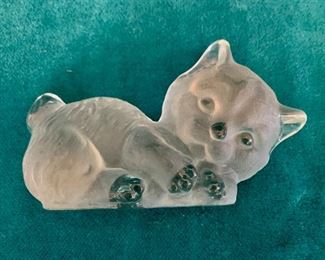CLEARANCE  !  $6.00 NOW, WAS $16.00.............Viking Glass Cat Kitten (M181)