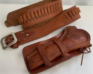 HALF OFF !  $40.00 NOW, WAS $80.00..........Leather Belt and Holster (C011)