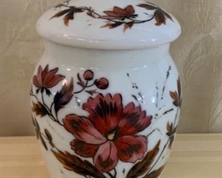 CLEARANCE  !  $8.00 NOW, WAS $30.00..........Biscuit Jar Custard Glass (M231)