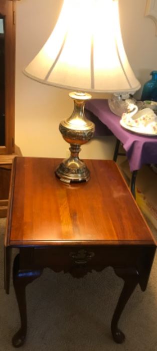 Drop leaf end table