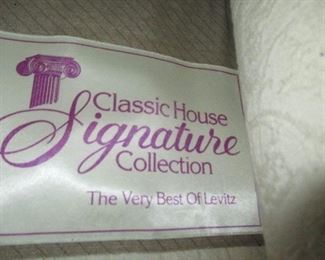 Beautiful Levitz Gently Used Classic House Signature Collection Living Room Suite