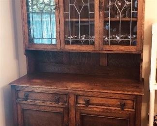 Antique oak hutch or china cabinet with leaded glass doors & original keys (48”L, 83.5”H, 18.5”D at base) Upper part lifts off for moving & transport