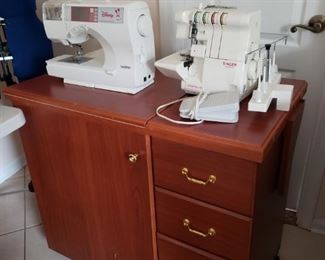 Sewing tables and sewing machines