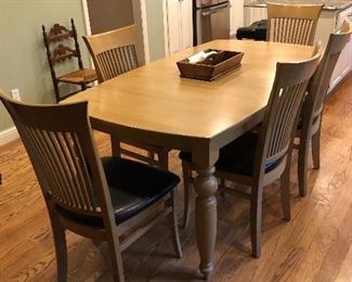 BREAKFAST ROOM TABLE & CHAIRS
