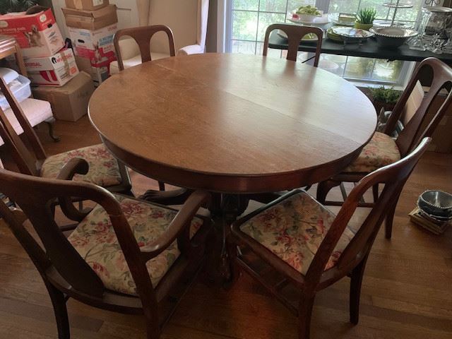 gorgeous oak pedestal table with 6 nice chairs and 3 leaves
