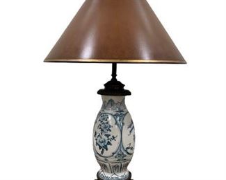 Lot 039
Hand Painted Asian Occasional Table Lamp