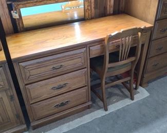 Young Hinkle Solid Charter Oak 4 Drawer Desk With Oak Chair