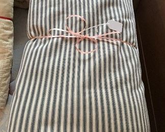 Pottery Barn - Queen 