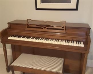 Winter console piano in excellent condition