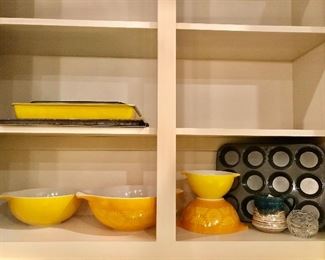 Nice set of gold and yellow Pyrex mixing bowls