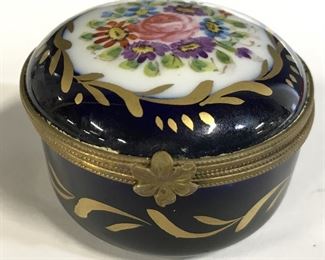 Vintage Porcelain Lidded Trinket / Pill Box