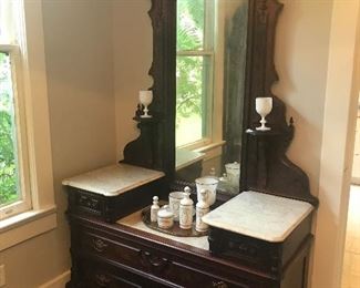 Stunning Victorian chest of drawers in mint condition 
