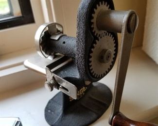  Singer pinking machine.

Thank you to Christine for that info