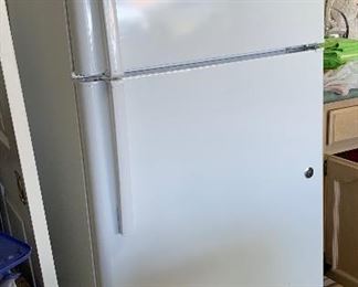 GE 20.8 Cu Ft Top Freezer Refrigerator Fridge GTS21FGKBWW	66x31x37in	HxWxD
