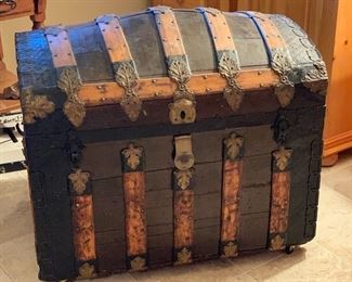 Antique Humpback Steamer Trunk	31x35x23in	HxWxD
