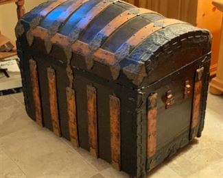 Antique Humpback Steamer Trunk	31x35x23in	HxWxD