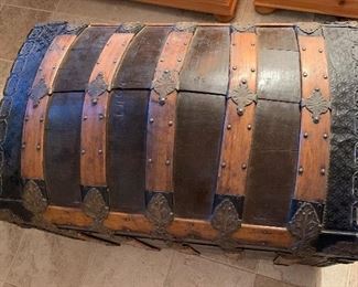 Antique Humpback Steamer Trunk	31x35x23in	HxWxD