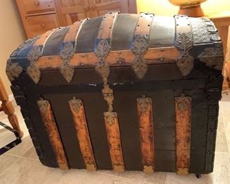 Antique Humpback Steamer Trunk	31x35x23in	HxWxD