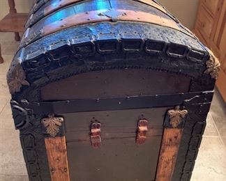 Antique Humpback Steamer Trunk	31x35x23in	HxWxD