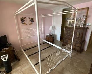 Vintage Queen Metal Frame Canopy Bed	81x63x88in	HxWxD