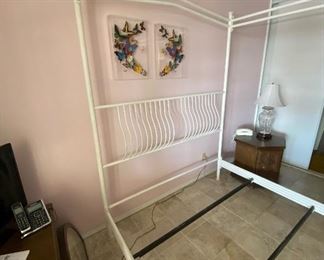 Vintage Queen Metal Frame Canopy Bed	81x63x88in	HxWxD