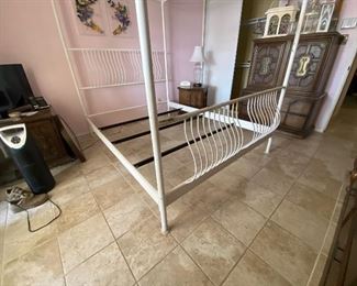 Vintage Queen Metal Frame Canopy Bed	81x63x88in	HxWxD