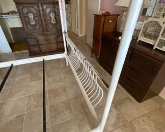 Vintage Queen Metal Frame Canopy Bed	81x63x88in	HxWxD