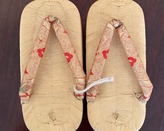 Japanese Maiko Pokkuri (apprentice geisha) wooden lacquered shoes	7.75in L x 3in H x 3.75in W