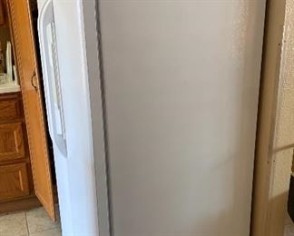 Frigidaire Side-By-Side Refrigerator Fridge FFHS2311LWPA	69x33x33in	HxWxD