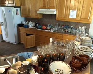 lots of kitchen glassware