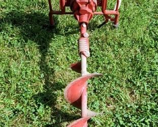 Earthquake Two Person Gas Powered Auger With Tecumsah 3 HP Motor And 8 Inch Auger Bit
