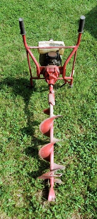 Earthquake Two Person Gas Powered Auger With Tecumsah 3 HP Motor And 8 Inch Auger Bit