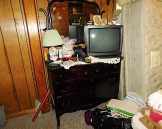 Vintage Dresser w/mirror