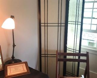 Room screen, folding chair, metal desk lamp 