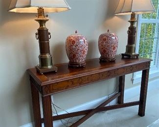 HENKEL-HARRIS CONSOLE TABLE 54" LONG WITH A PAIR OF LAMPS AND A PAIR OF ANTIQUE CHINESE URNS