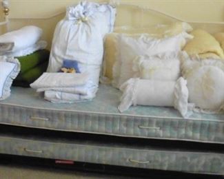 Trundle bed, linens