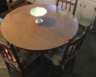 VINTAGE KITCHEN TABLE W/LEAF AND 7 CHAIRS. (ONLY 4 CUSHIONS)