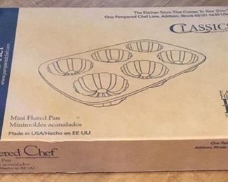 PAMPERED CHEF MINI FLUTED PAN