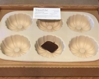 PAMPERED CHEF MINI FLUTED PAN