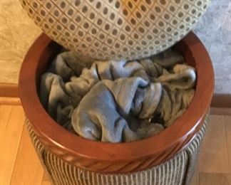 UPHOLSTERED STORAGE OTTOMAN/SEAT