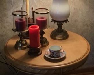 ROUND PEDESTAL SIDE TABLE, BRASS/GLASS CANDLESTICKS, LAMP