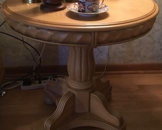 ROUND PEDESTAL SIDE TABLE