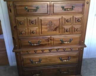 VINTAGE CHEST OF DRAWERS