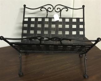 METAL MAGAZINE RACK